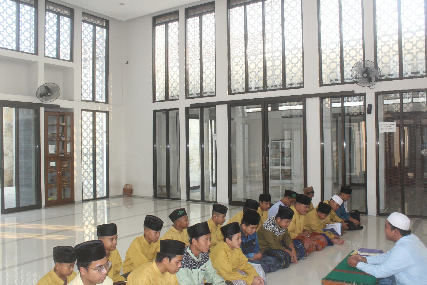 TIDAK PANAS: Bagian utama Masjid H Suwarno berdinding kaca.
