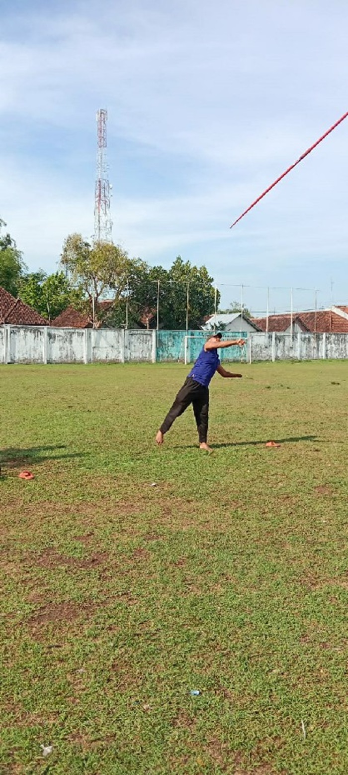 LEMPAR: Matnur, salah satu atlet yang ikut peparprov saat latihan di lapangan Desa Catak Gayam, Sabtu (16/12).
