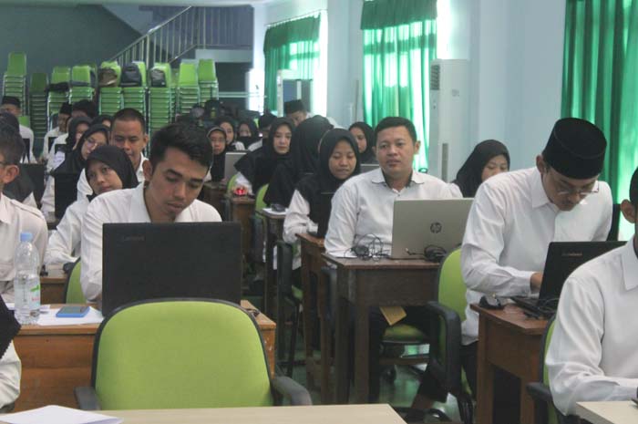 SERIUS: Peserta seleksi kompetensi tambahan PPPK dilaksanakan di aula MAN 4 Jombang, Senin (12/12) lalu.
