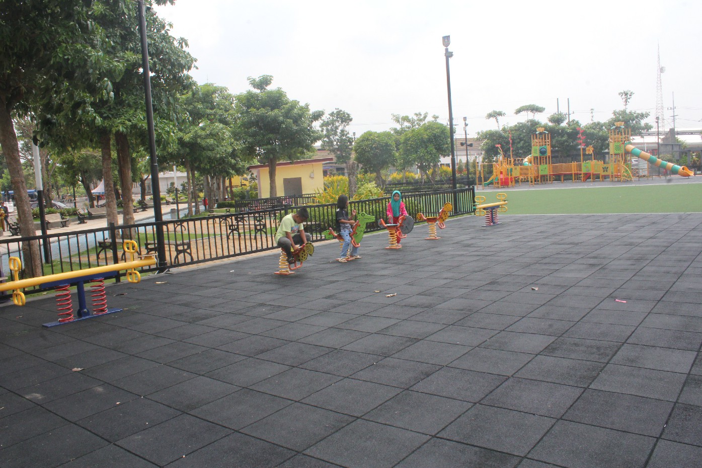 TAK SEPERTI DULU: Jam bermain di playground Alun-Alun Jombang kini dibatasi.