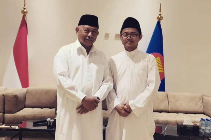 BERPRESTASI: Sunarto bersama Dubes RI di UEA Husin Bagis, beberapa waktu lalu.