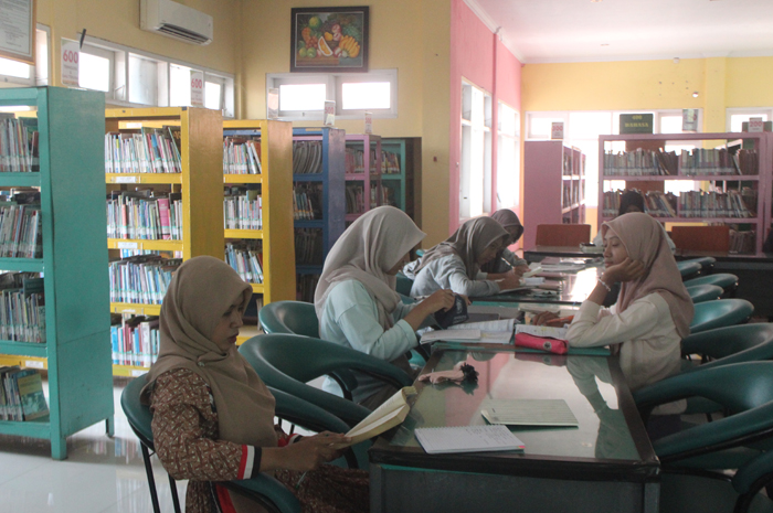 LITERASI: Pengunjung perpustakaan Mastrip membaca di ruang baca, Jumat (29/12).