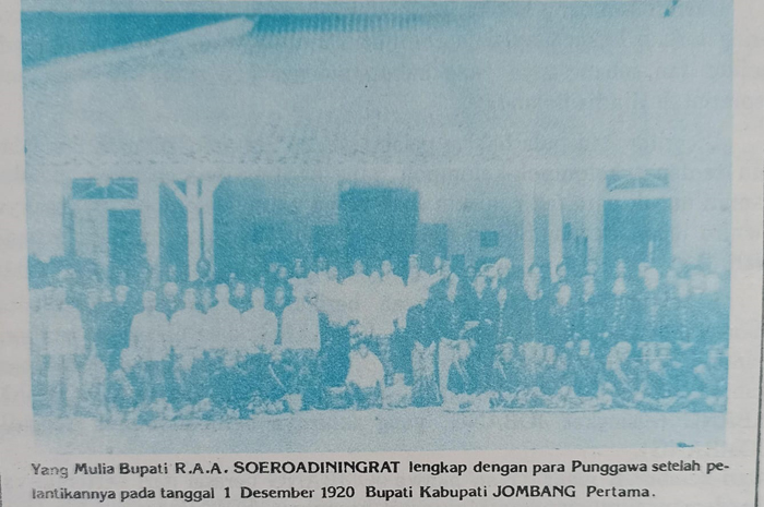 PELANTIKAN 1910: Bupati pertama Jombang bersama para punggawa setelah resmi dilantik.