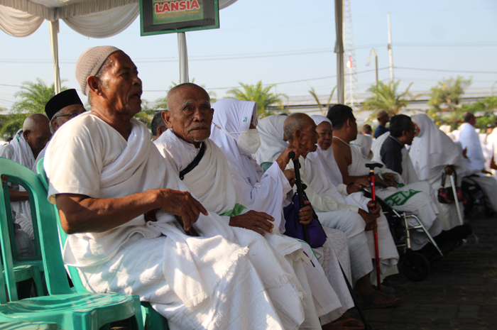 LANGSUNG PRAKTIK: Ribuan calon jamaah haji (CJH) mengikuti praktik manasik di Alun-Alun Jombang, Sabtu (27/5) lalu.