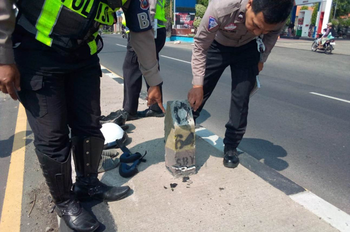 TABRAK PEMBATAS: Petugas Satlantas Polres Jombang saat olah TKP di jalan nasional Desa Miagan, Kecamatan Mojoagung, Jumat (29/12).