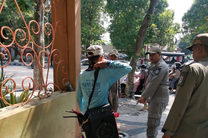 TERJARING LAGI: Gelandangan dan pengemis di persimpangan jalan terjaring razia Satpol PP Jombang, Jumat (29/12).