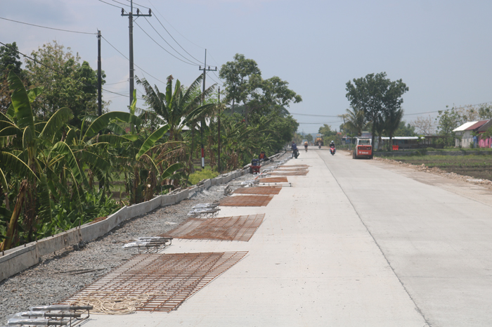 BELUM RAMPUNG: Kondisi jalan ruas Kabuh-Tapen belum selesai proses pengecoran, Sbtu (30/12).