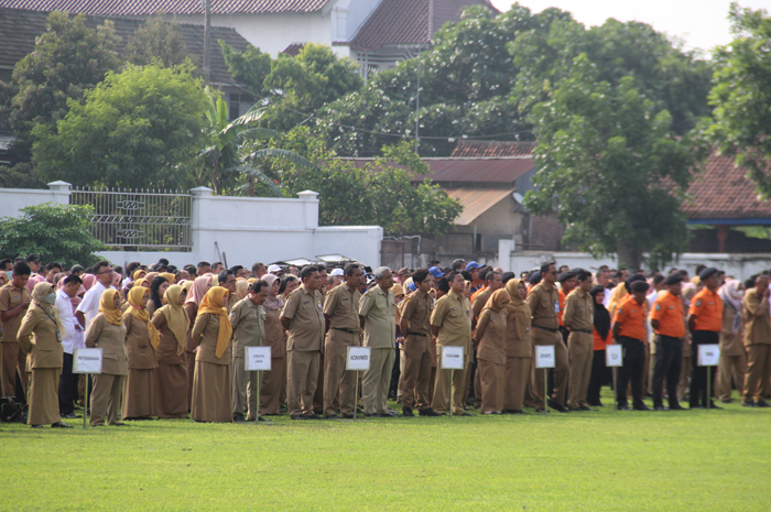 KONDUSIF: ASN mengikuti apel kerja awal tahun di lapangan Pemkab Jombang, Selasa (2/1) pagi.