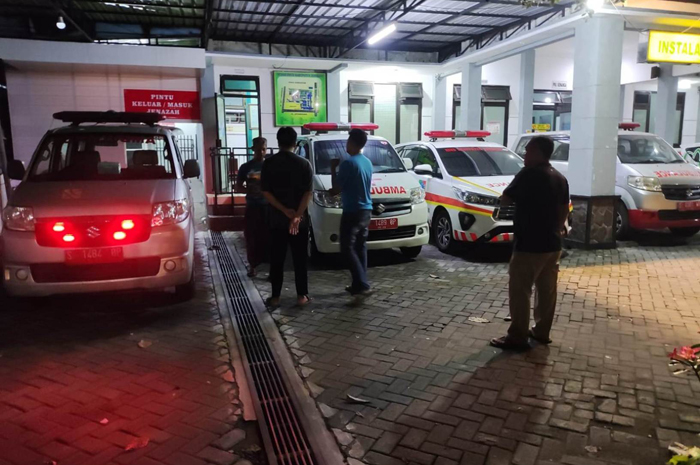 DIDUGA SAKIT: Jasad korban dibawa ke RSUD Jombang sebelum diserahkan ke pihak keluarga.