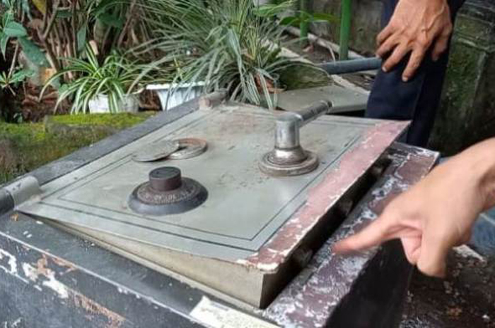 RUSAK: Kondisi brankas yang dibobol maling diletakkan di halaman sekolah, Senin (25/12).