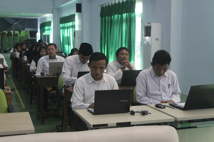SERIUS: Peserta seleksi kompetensi tambahan PPPK di aula MAN 4 Jombang, Senin (12/12/2023).