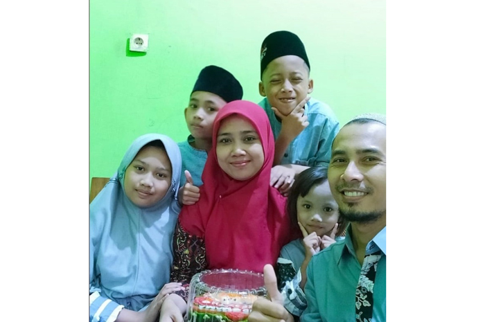 AKRAB: Fitriah Susanti bersama suami dan putra-putri tercinta.