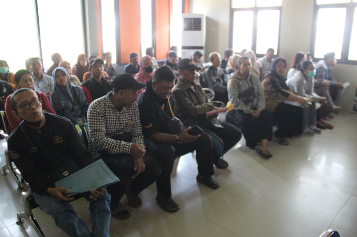 RAMAI: Kondisi pemohon data adminduk di Kantor Dispendukcapil Jombang, Rabu (3/1).