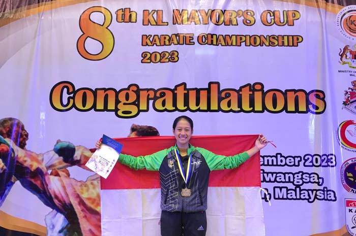 BEPRESTASI: Shalsabila Erika Kanasawa atau Caca meraih emas nomor kumite dalam Malaysia Open awal Desember lalu.