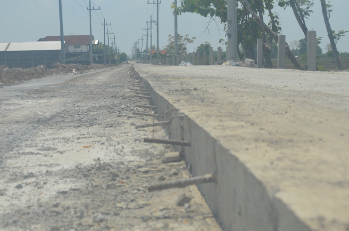 MASIH SEPARO: Pengecoran jalan ruas Ploso-Sumbergondang di Desa Jatibanjar, Kecamatan Ploso masih berlangsung, Selasa (2/1).