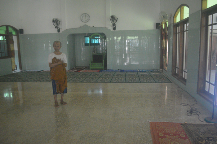 MEGAH: Ketua Takmir Masjid Jami&rsquo; Khasan Al Munawi Asmu&rsquo;i Karim berada di dalam masjid, Kamis (21/12).