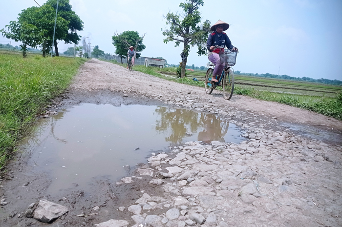 RUSAK: Jalan di Desa Sebani, Kecamatan Sumobito jadi kubangan air, Rabu (3/1).