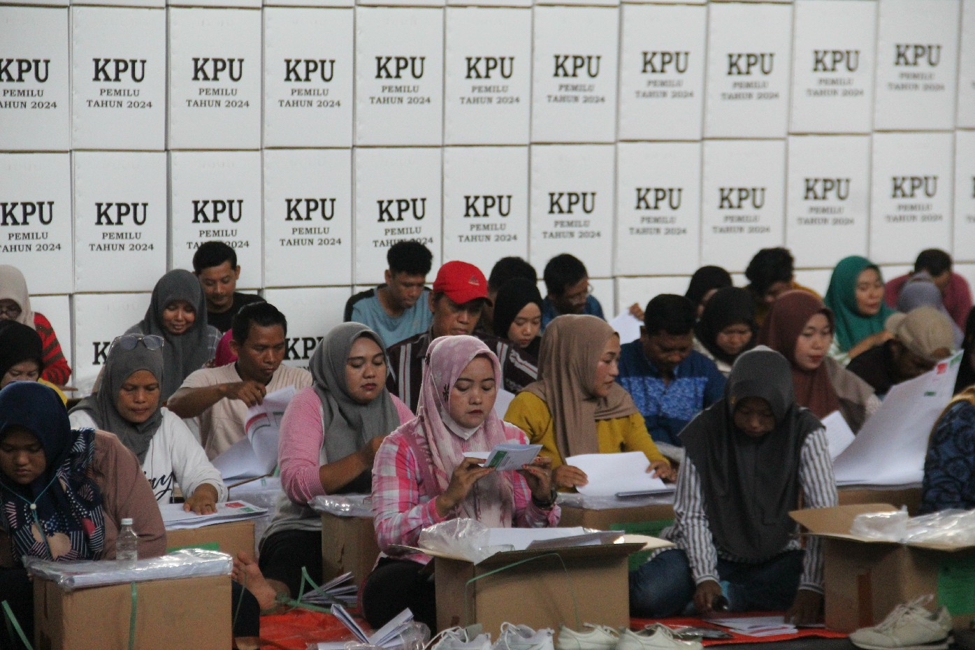 DILIPAT: Ratusan petugas melakukan penyortiran dan pelipatan surat suara di Gedung Tenis Indoor, Jumat (5/1).
