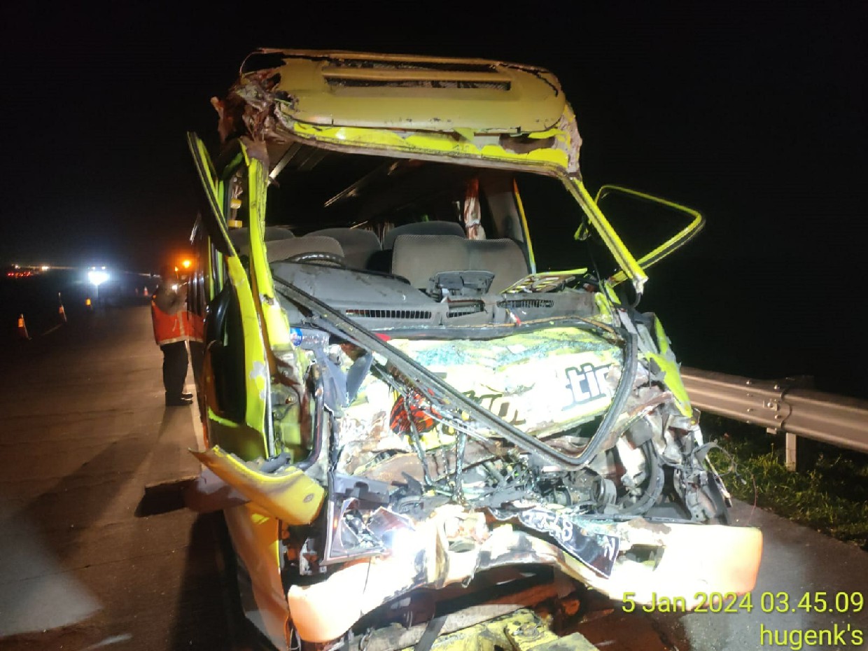 RINGSEK: Mobil elf nopol S 7748 N usai menabrak truk gandeng di tol Jombang-Mojokerto, Jumat (5/1) dini hari.