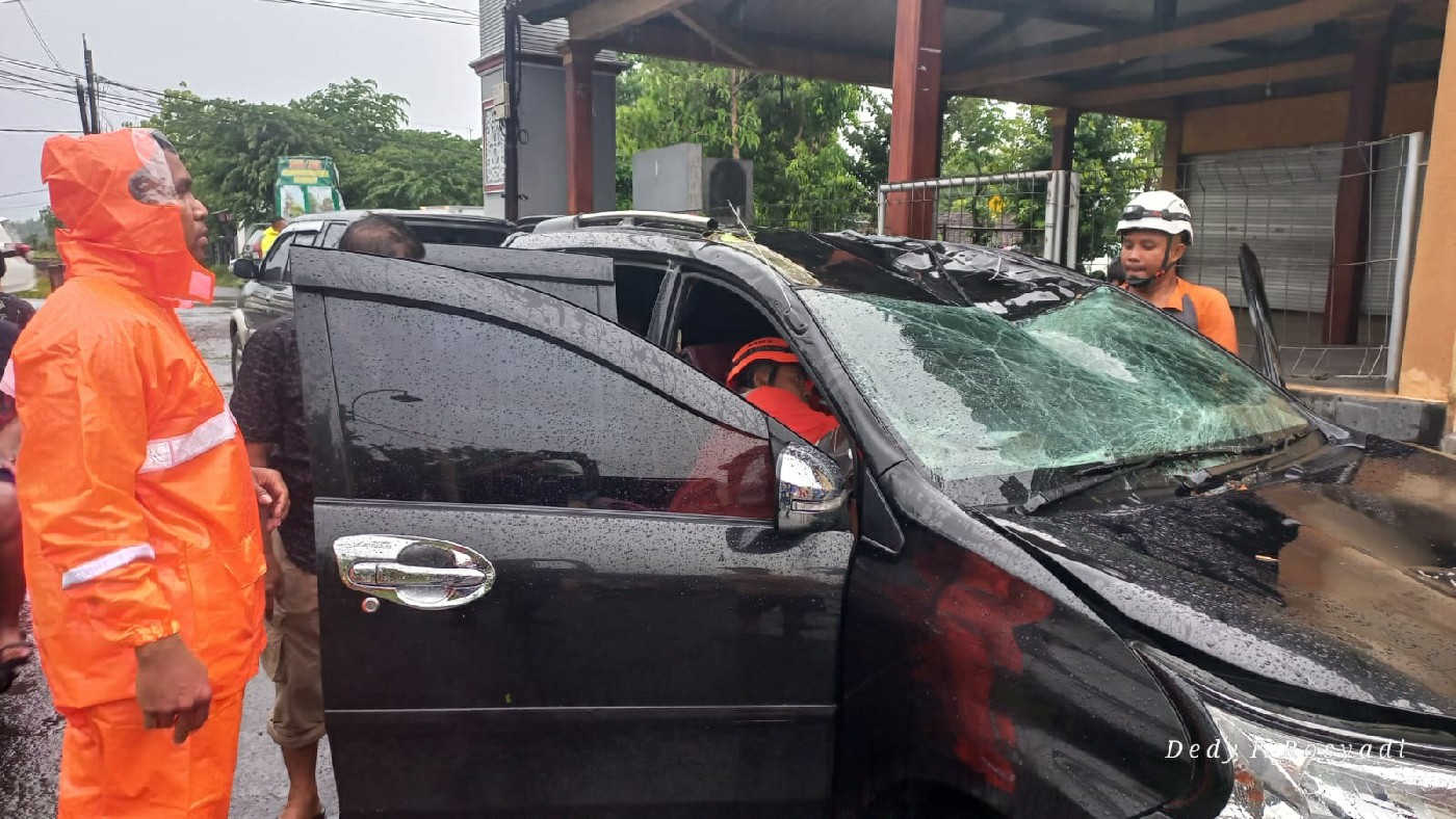 RINGSEK: Kondisi bodi mobil usai tertimpa pohon di Desa/Kecamatan Tembelang, Jumat (5/1) sore.
