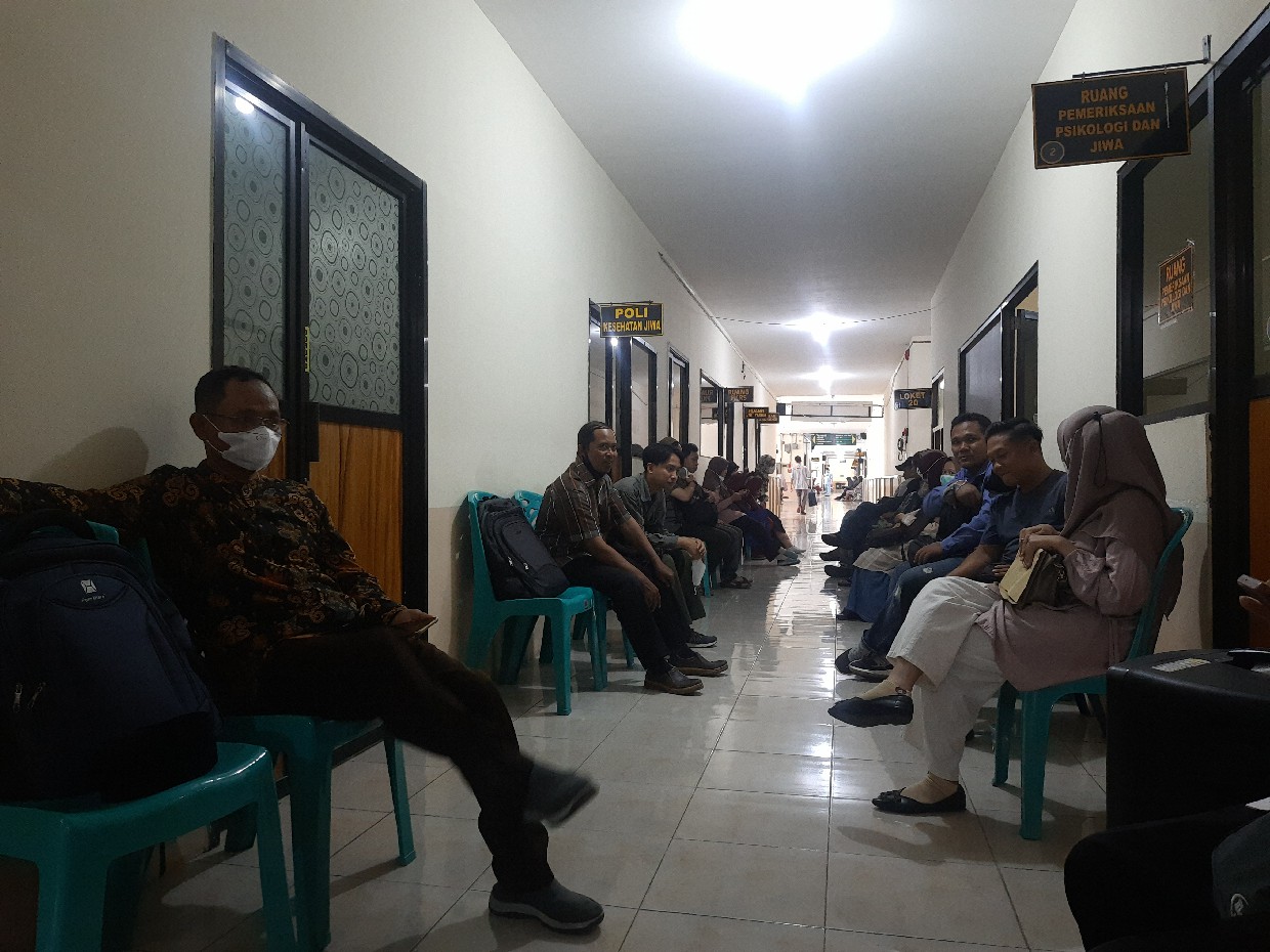 MENUNGGU: Calon PPPK antre tes kejiwaan di RSUD Jombang, Kamis (4/1).