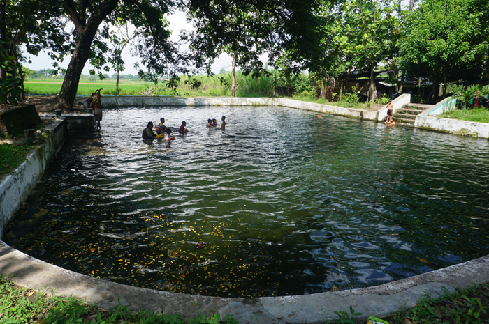 BERMAIN AIR: Pengunjung Sumber Pengantin di Desa/Kecamatan Jogoroto ramai anak kecil usai mereka pulang sekolah, Kamis (4/1) lalu.