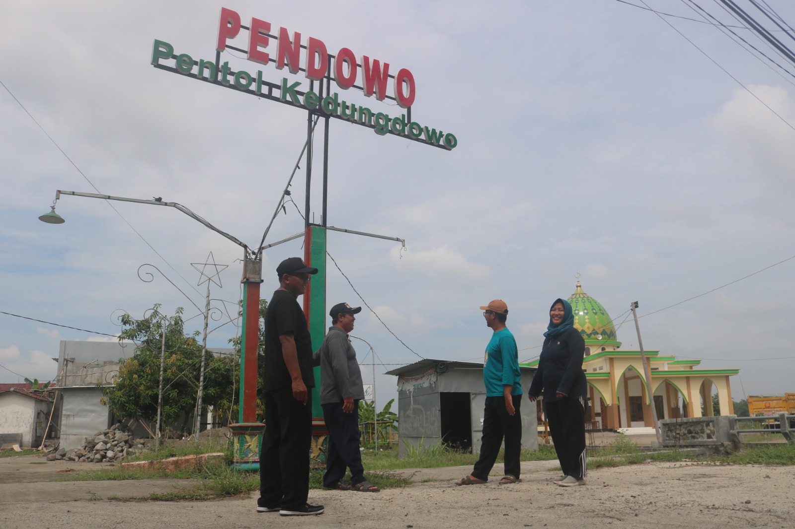 Kepala Desa Kedungdowo Suliswati meninjau sentra UMKM Pendowo.