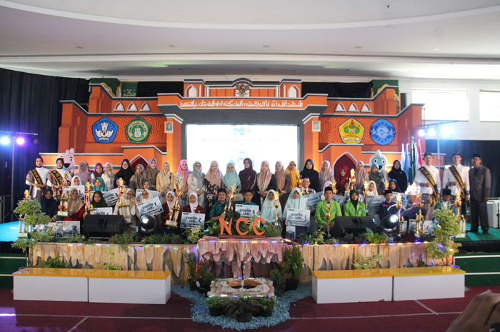 Bu nyai dan pengasuh PP Darul ulum bersama para juara NCC SMA DU 1 Jombang.