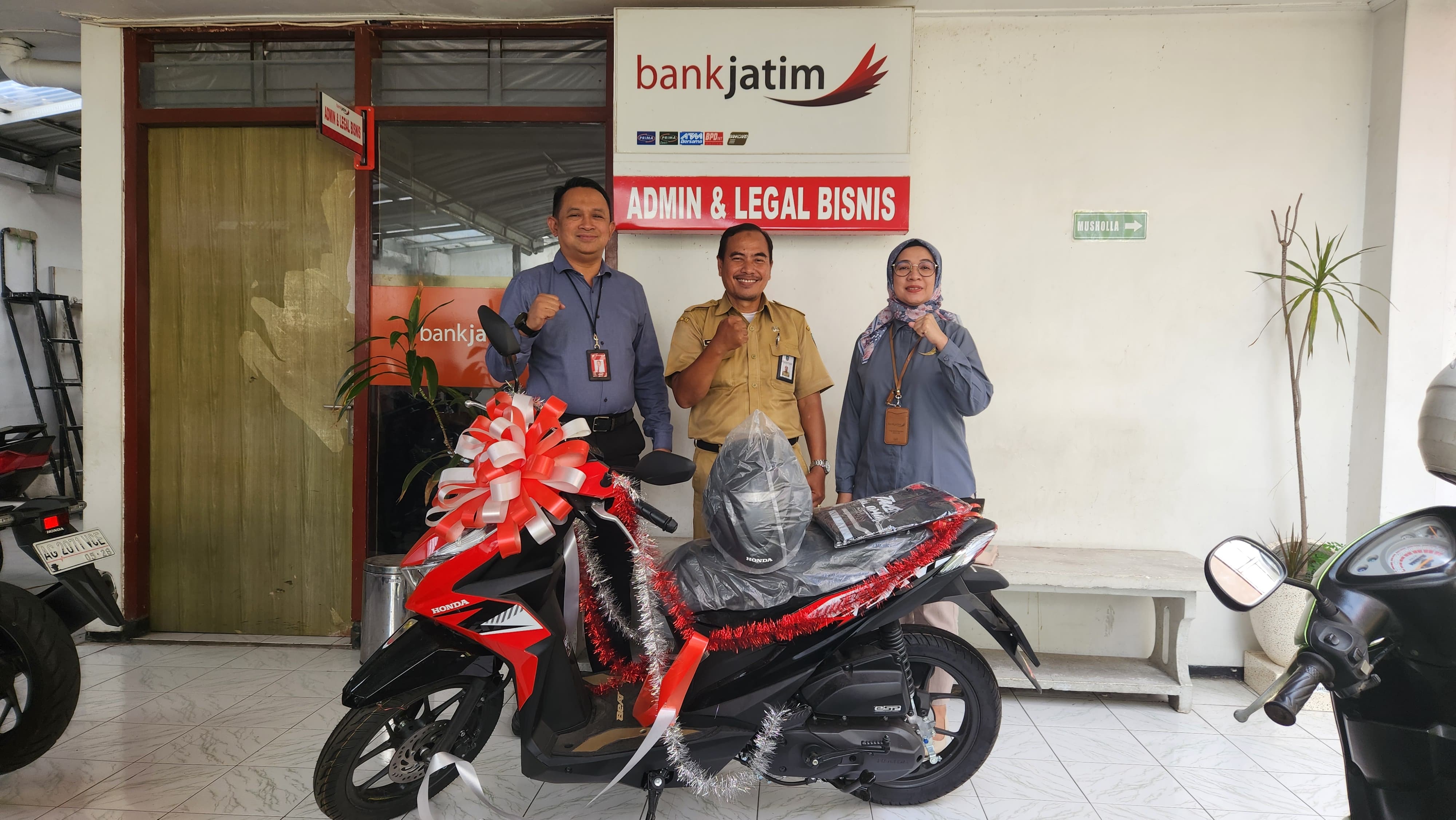 Pemimpin Cabang Bank Jatim Jombang Mutaalifin Efendhy menyerahkan motor undian KMG Vaganza kepada pemenang.