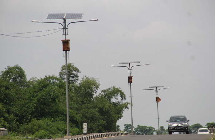 RUSAK: Kondisi PJU di Ringroad Mojoagung yang rusak belum seluruhnya di ganti kemarin (5/1).