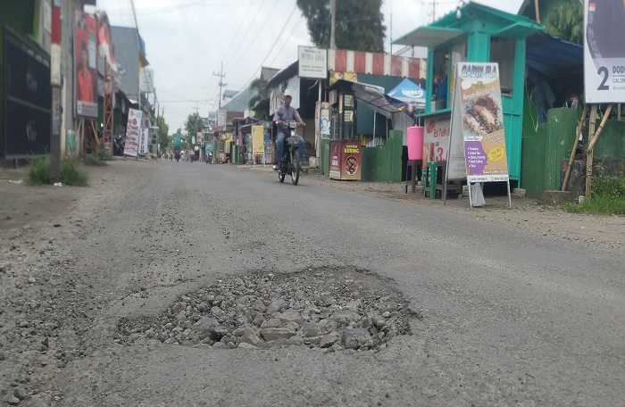 RETAK: Kondisi aspal di Jl Raya Mojoagung &ndash; Mojoduwur retak-retak, kemarin.