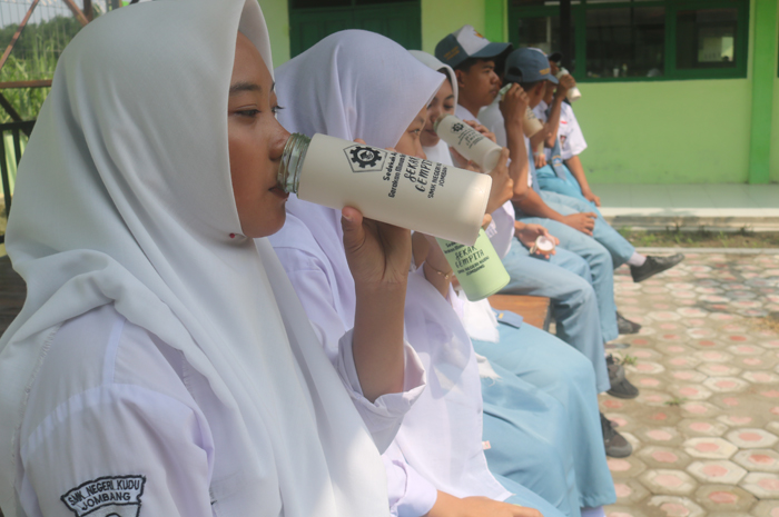 SEGAR: Air dari depo Sekar Gempita SMKN Kudu segar dan langsung bisa diminum karena telah melalui proses pembersihan reverse osmosis.