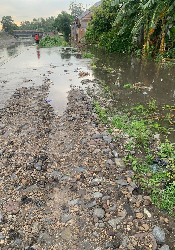 BANJIR: Ditutupnya pintu air pembuang di Desa Sambongdukuh, Kecamatan Jombang membuat air tak lancar keluar dan menggenangi permukiman.