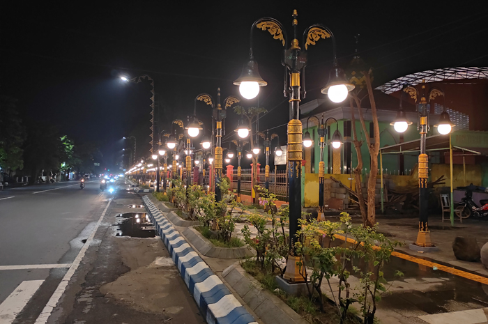 JADI IKON BARU: Trotoar Jl Gus Dur mempercantik wajah Jombang kota,  Rabu (10/1) malam.