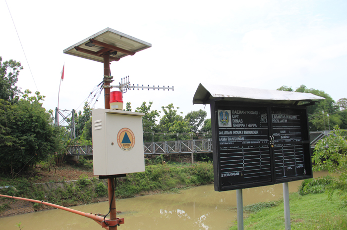 PENDETEKSI: Sebuah alat early warning system (EWS) pendeteksi banjir dipasang di Dam Selumbung Mojowarno.