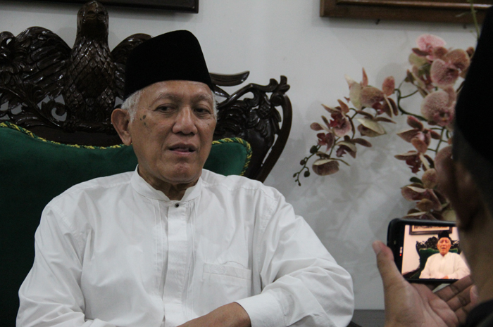 BERI PENJELASAN: KH Abdul Hakim Mahfudz (Gus Kikin) pengasuh Ponpes Tebuireng Jombang memberikan penjelasan, Kamis (11/1).