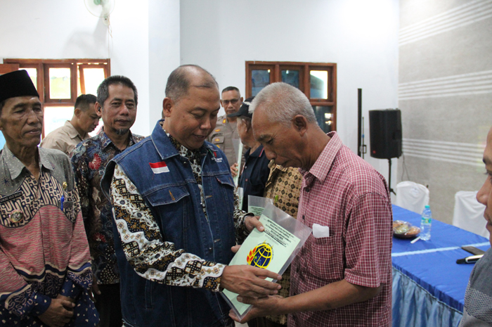 DIBAGIKAN: Pj Bupati Jombang Sugiat membagikan PTSL kepada warga, Kamis (11/1).