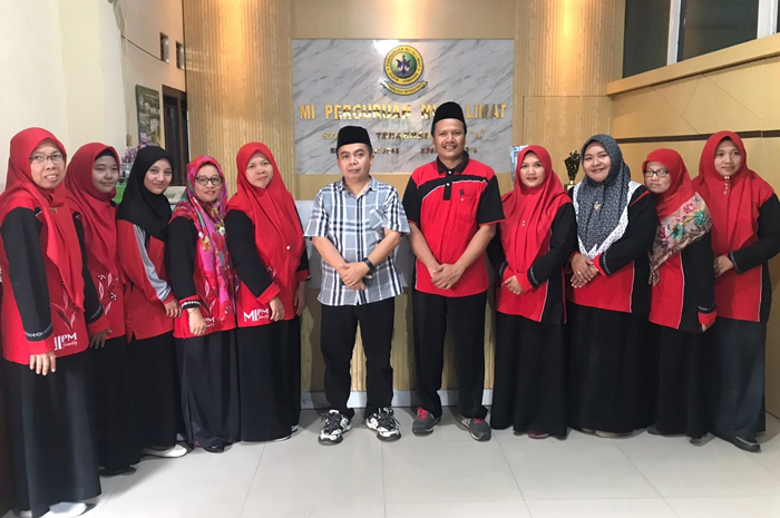 TELADAN: HM Syarif Hidayatullah ST MMT (Gus Sentot) bersama guru MI Perguruan Muallimat Cukir, Minggu (7/1).