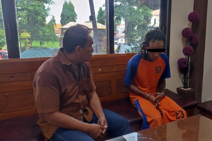 KENAKAN BAJU TAHANAN: Pengedar sabu-sabu saat diamankan di Mapolres Jombang.