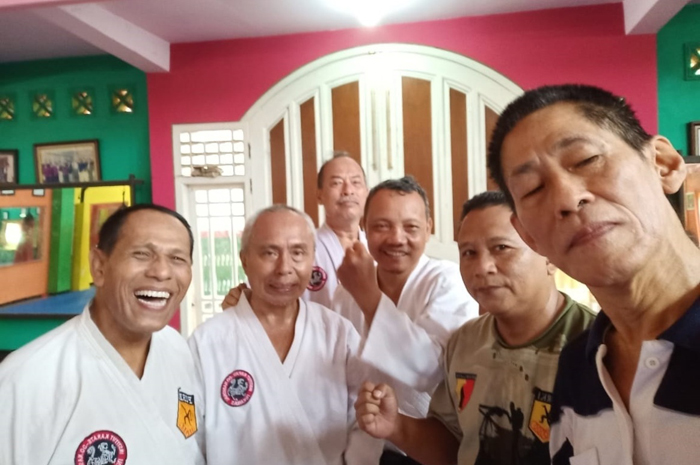 SEMANGAT: Ketua Harian Forki Jombang, Kwat Prayitno, bersama karateka senior usai berlatih di Dojo Mahameru Jombang, Sabtu (6/1).
