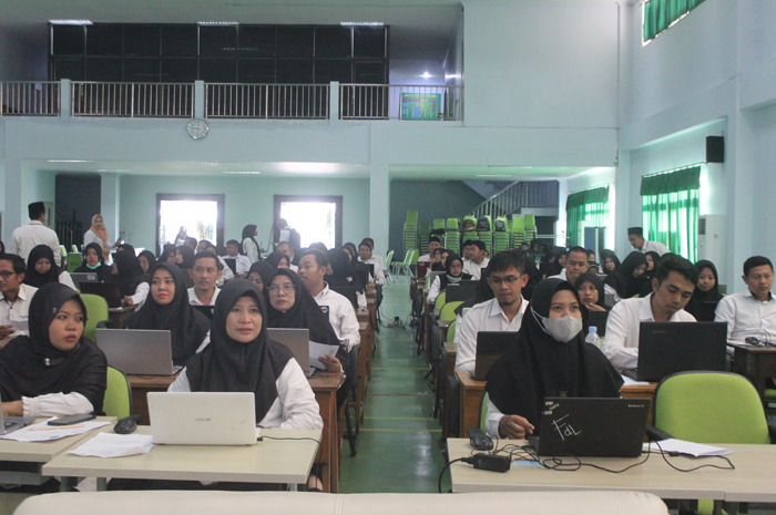 SERIUS: Peserta seleksi kompetensi tambahan PPPK di aula MAN 4 Jombang, (12/12).