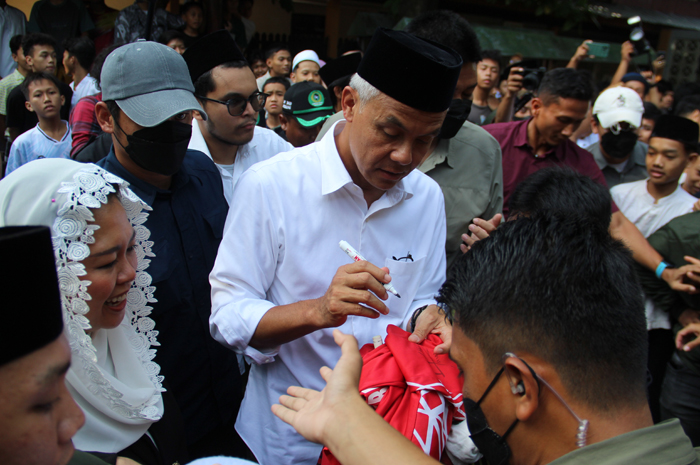 ANTUSIAS: Ratusan Santri Ponpes Tebuireng Jombang berebut minta tanda tangan Capres Ganjar, Jumat (12/1).