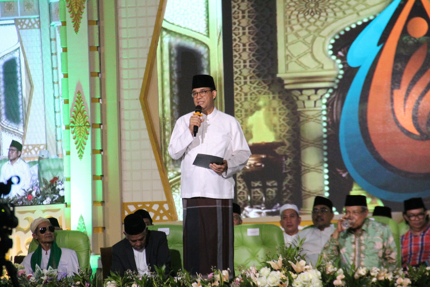 BERI TESTIMONI: Capres Anies Baswedan saat memberikan sambutan dalam acara Haul KH Bisri Syansuri ke 45 di Ponpes Mambaul Maarif Denanyar, Jumat (12/1) malam.