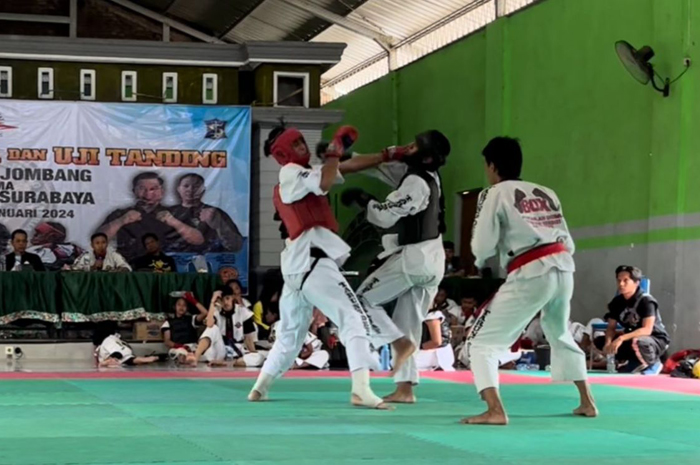 TARUNG: Atlet tarung derajat Kabupaten Jombang, Kota Surabaya dan Kabupaten Mojokerto pada latihan bersama dan uji tanding di Balai Desa Sumberagung Kecamatan Megaluh, Minggu (14/1).