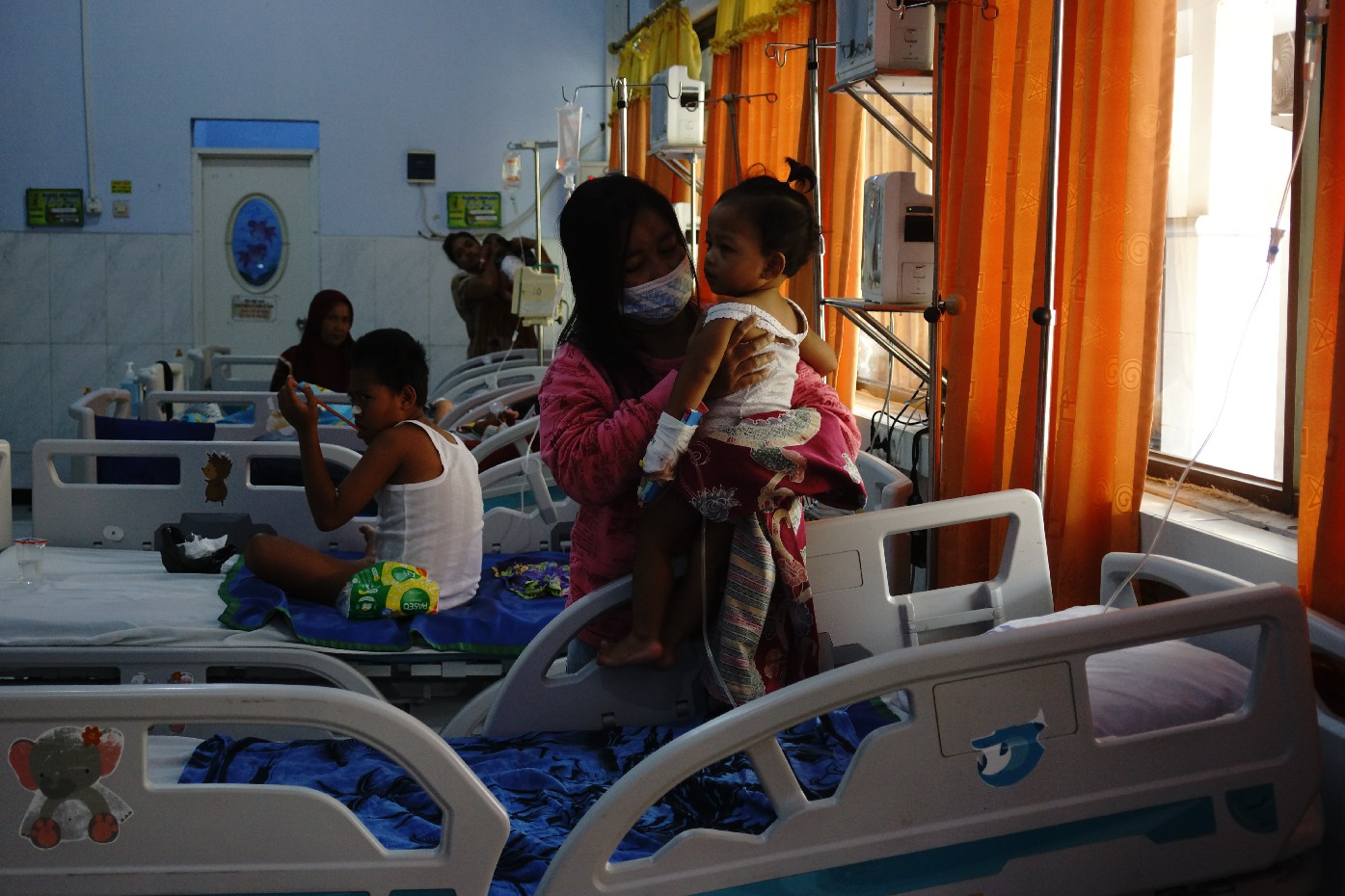 MENINGKAT: Sejumlah pasien DBD menjalani perawatan intensif di RSUD Jombang, Sabtu (13/1).