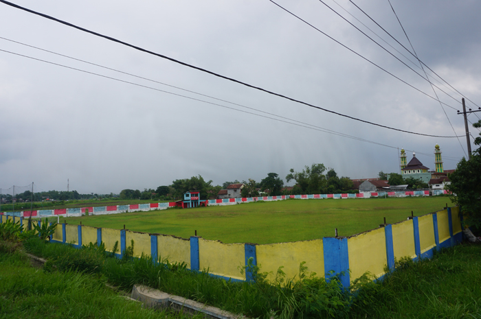 FASILITAS OLAHRAGA: Lapangan Desa Sembung kerap digunakan warga sekitar untuk kegiatan berolahraga.