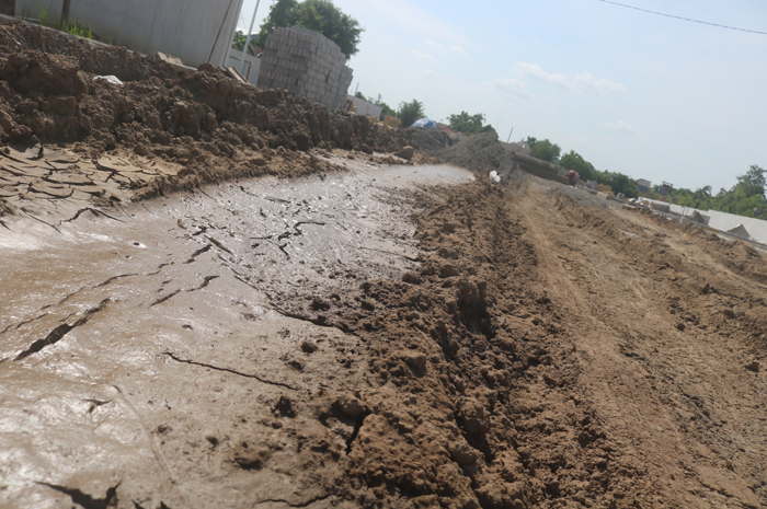AMBURADUL: Kondisi proyek sentra PKL di Jalan KH A Dahlan compang-camping, Minggu (14/1).
