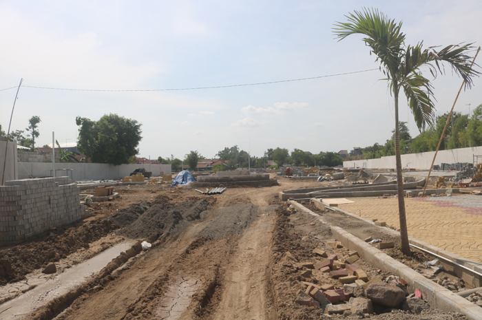 AMBURADUL: Kondisi proyek sentra PKL di Jalan KH A Dahlan compang-camping, Minggu (14/1).