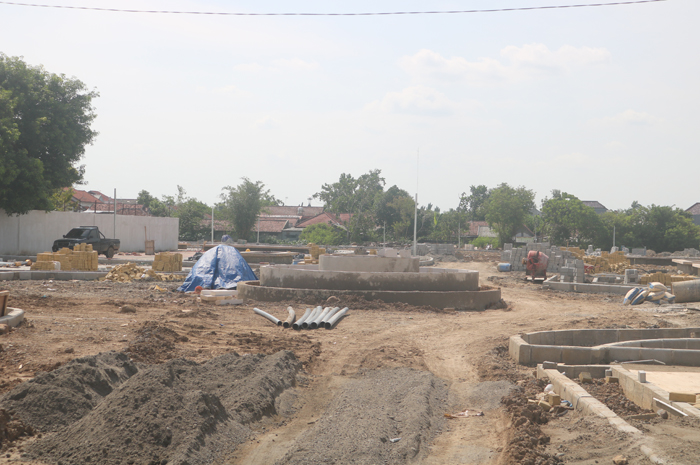 AMBURADUL: Kondisi proyek sentra PKL di Jalan KH A Dahlan compang-camping, Minggu (14/1).