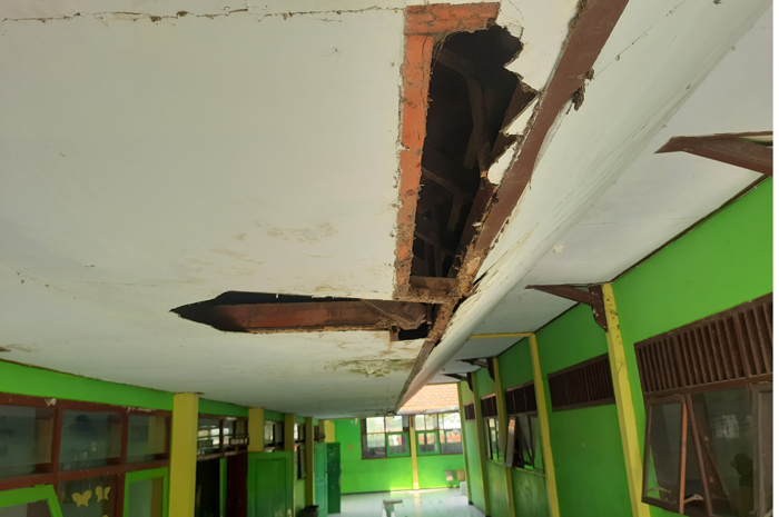 BUTUH REHAB: Salah ruang yang rusak dan membutuhkan rehab di SMPN 3 Jombang, Jumat (13/1).